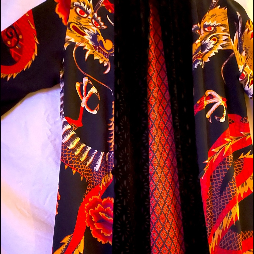 Chinese Kimono.  100% silk.  Beautiful condition.